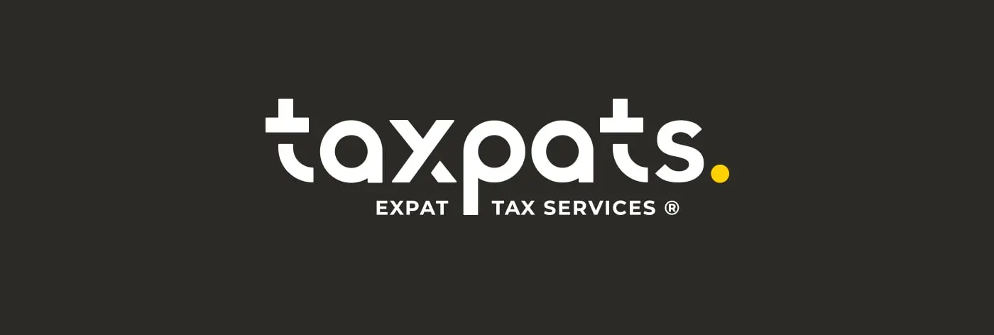 Logotipo Taxpats en blanco sobre fondo negro