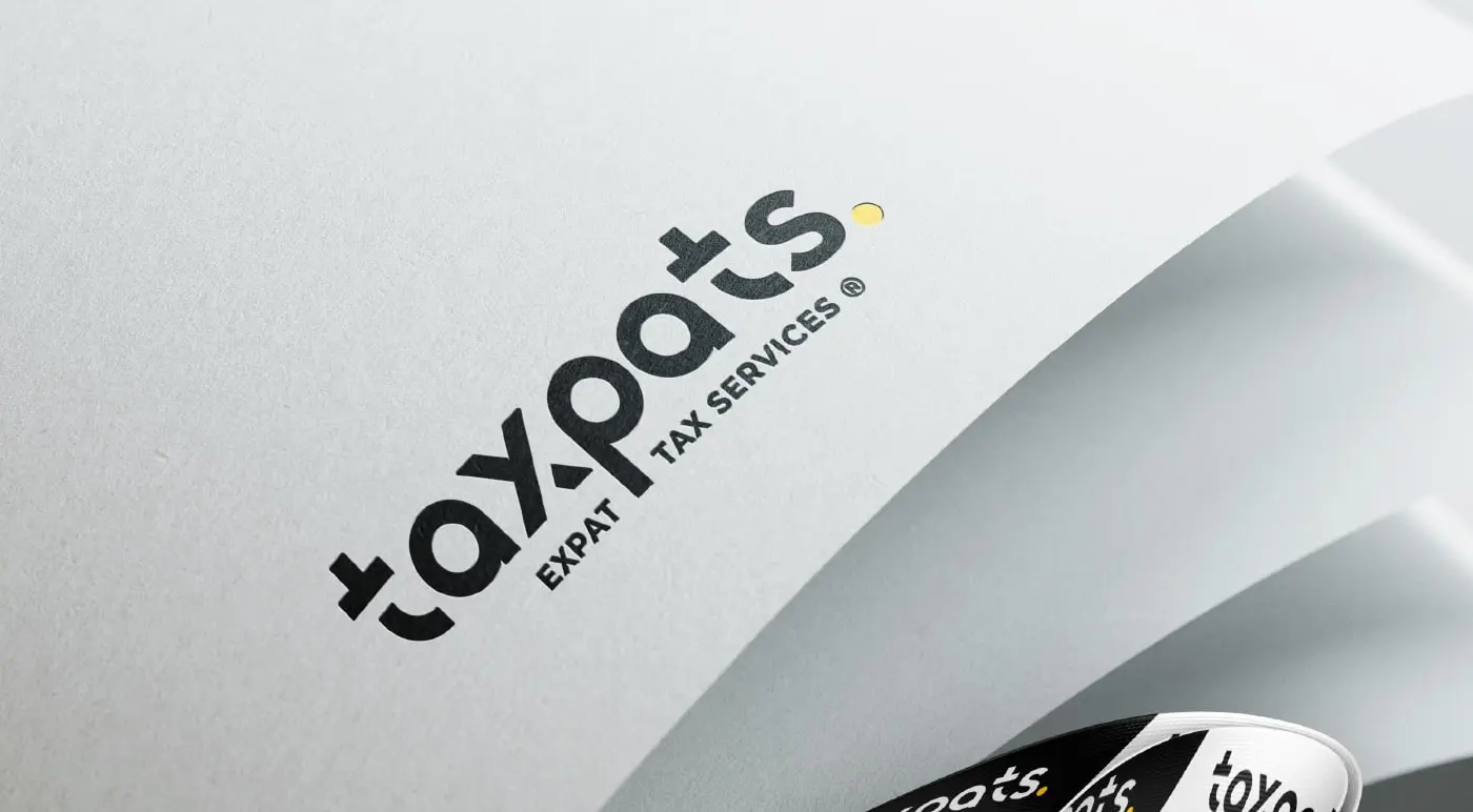 Detalle del logotipo en relieve sobre papel curvado