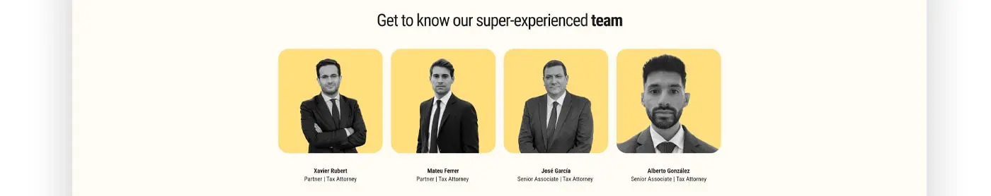 Sección del equipo con retratos en blanco y negro de los abogados