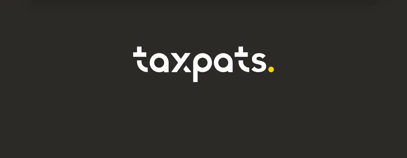 Logotipo Taxpats en blanco sobre fondo gris oscuro
