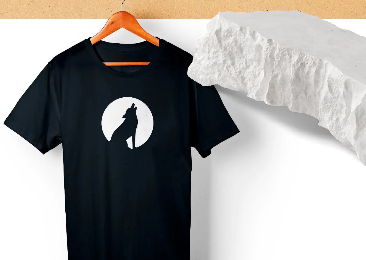 Camiseta negra con el icono del lobo aullando bajo la luna llena