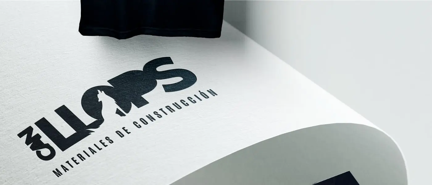 Detalle del logotipo estampado sobre papel junto a bloque de hormigón