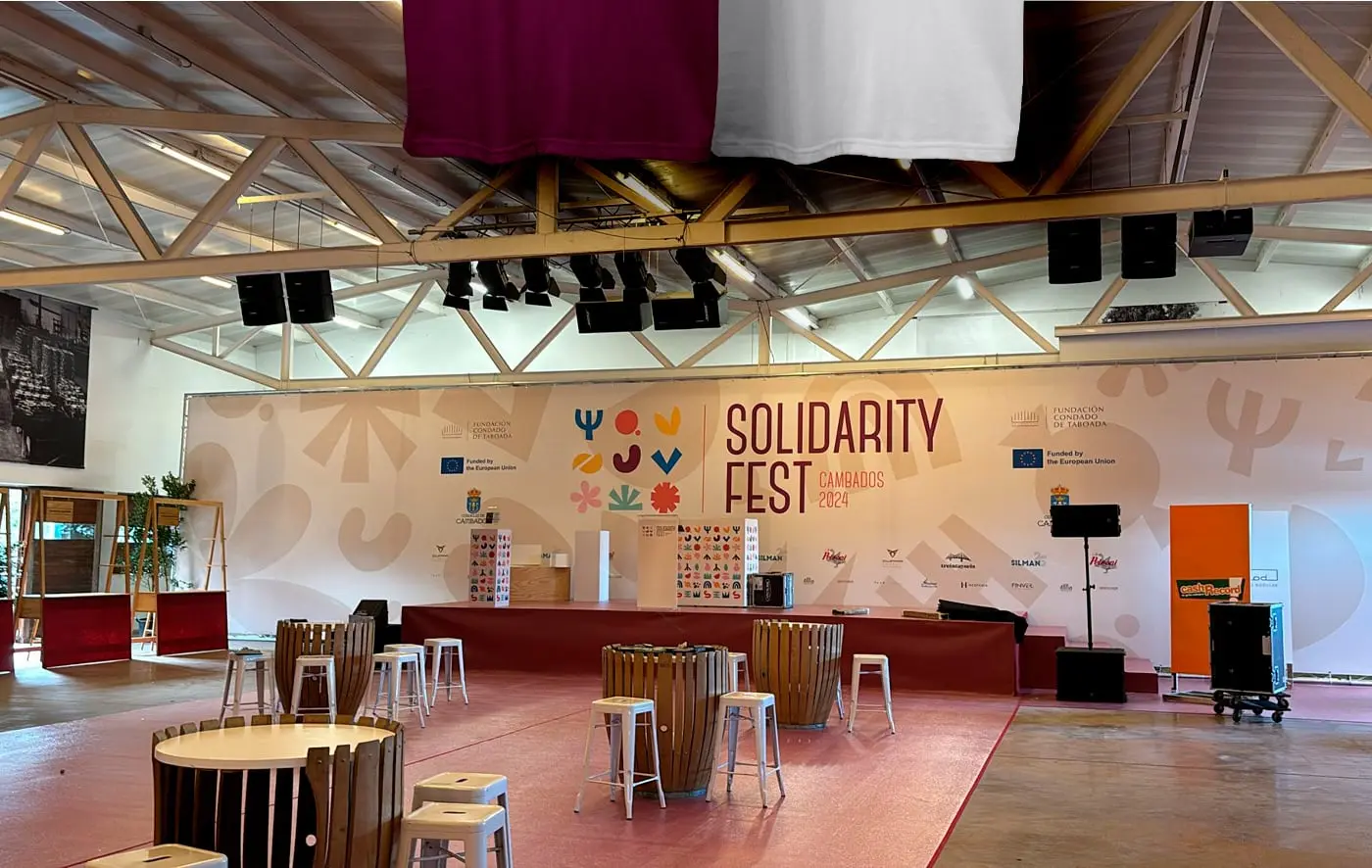 Interior del pabellón con el escenario y el photocall del Solidarity Fest