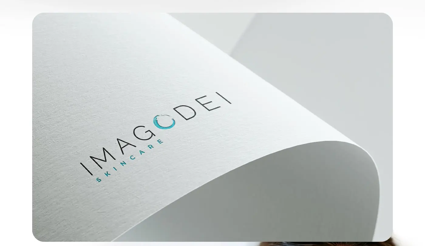 Detalle macro del logotipo grabado sobre papel curvado