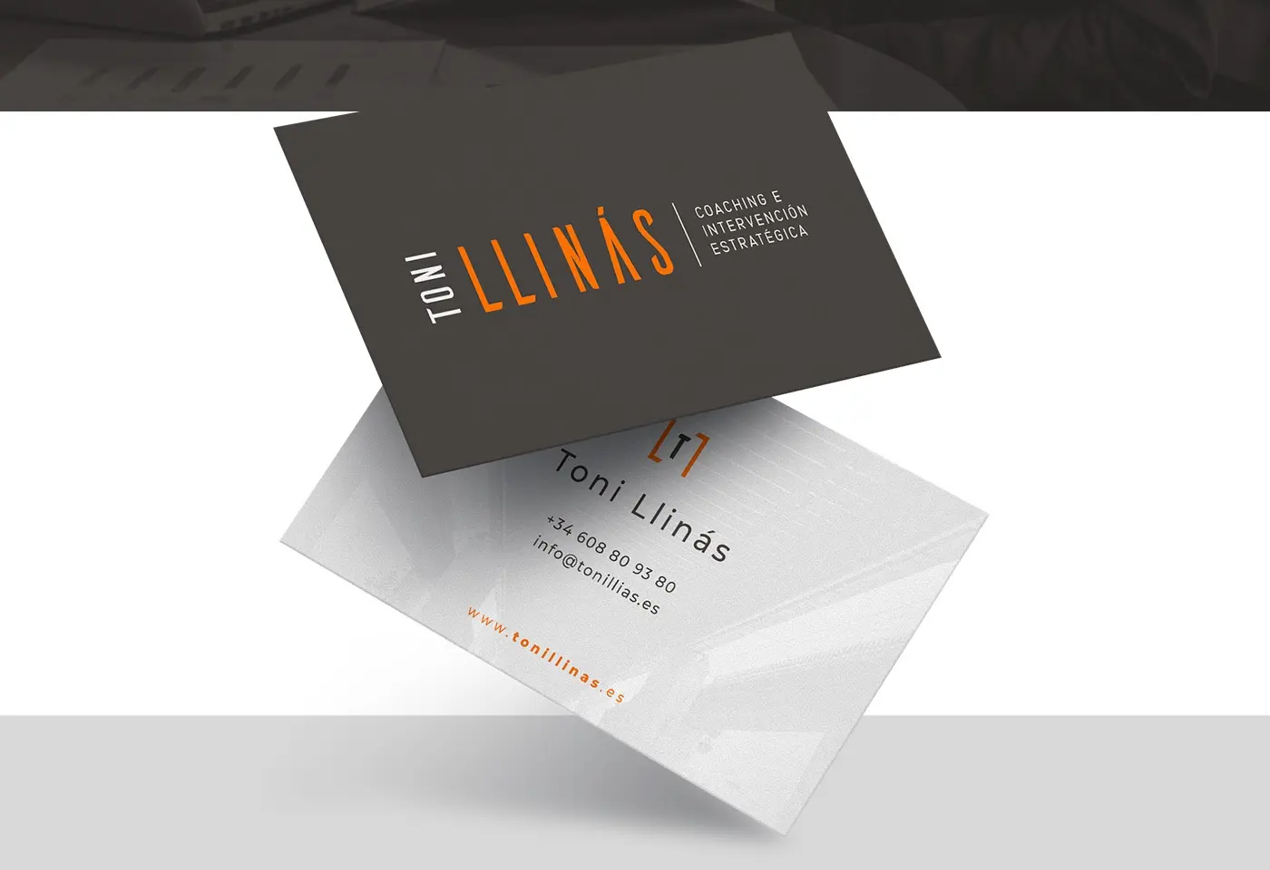 Tarjeta de visita gris oscuro con el logotipo Toni Llinás en naranja y blanco