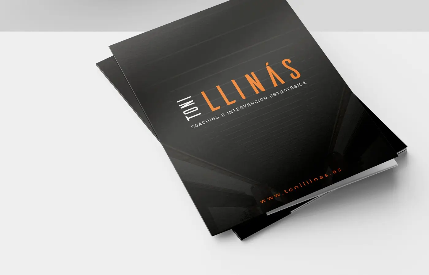 Dossier corporativo negro con el logotipo Toni Llinás en naranja