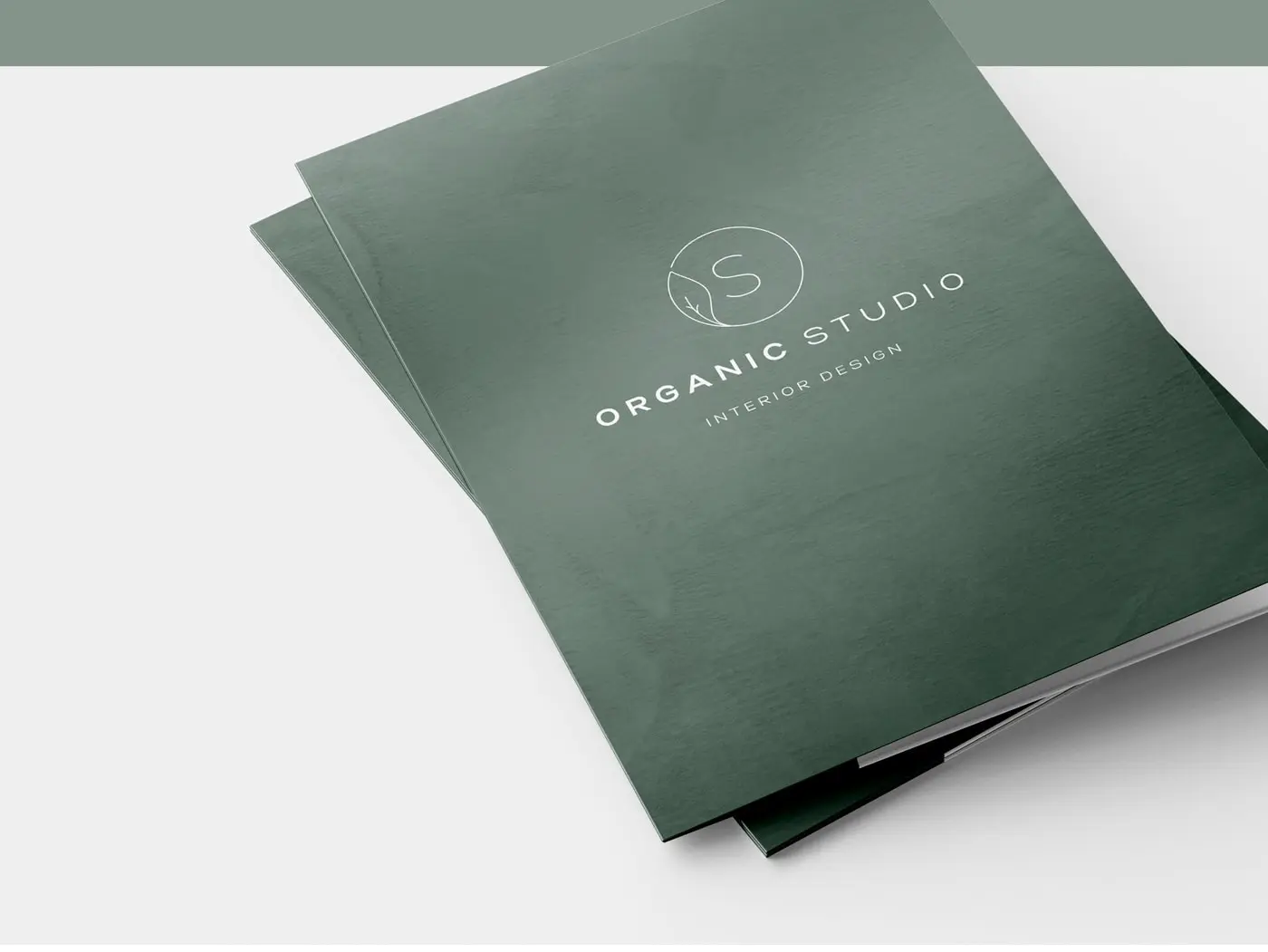 Mockup de carpeta corporativa verde con el logotipo de Organic Studio