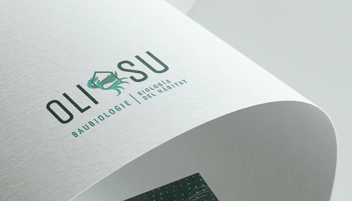 Detalle del logotipo Oli-Su estampado en relieve sobre papel texturizado