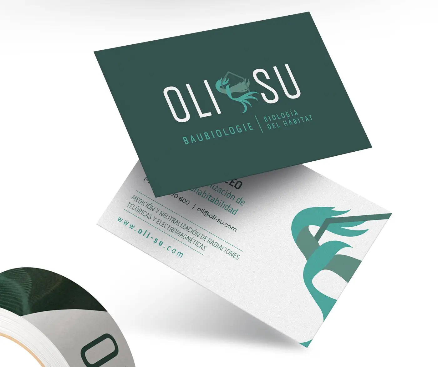 Tarjetas de visita verdes con el logotipo y el símbolo del ave en el reverso