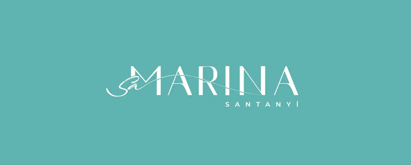 Logotipo de Sa Marina en blanco sobre fondo turquesa mediterráneo