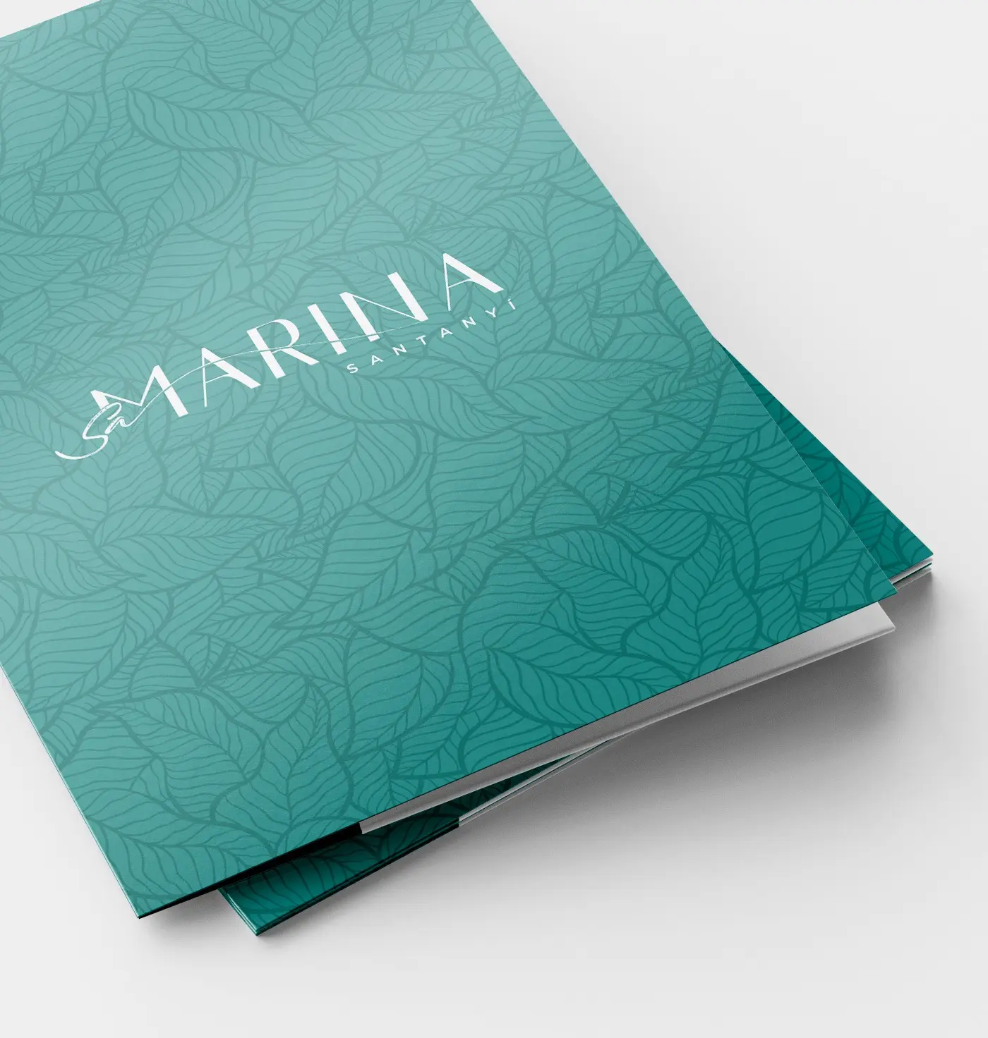 Mockup de dípticos con estampado de hojas y logotipo en portada