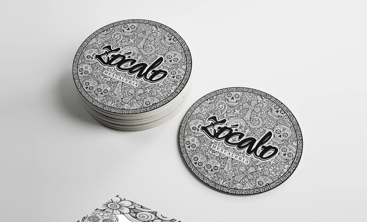 Mockup de posavasos circulars amb il·lustració de calaveres i el logotip de Zócalo