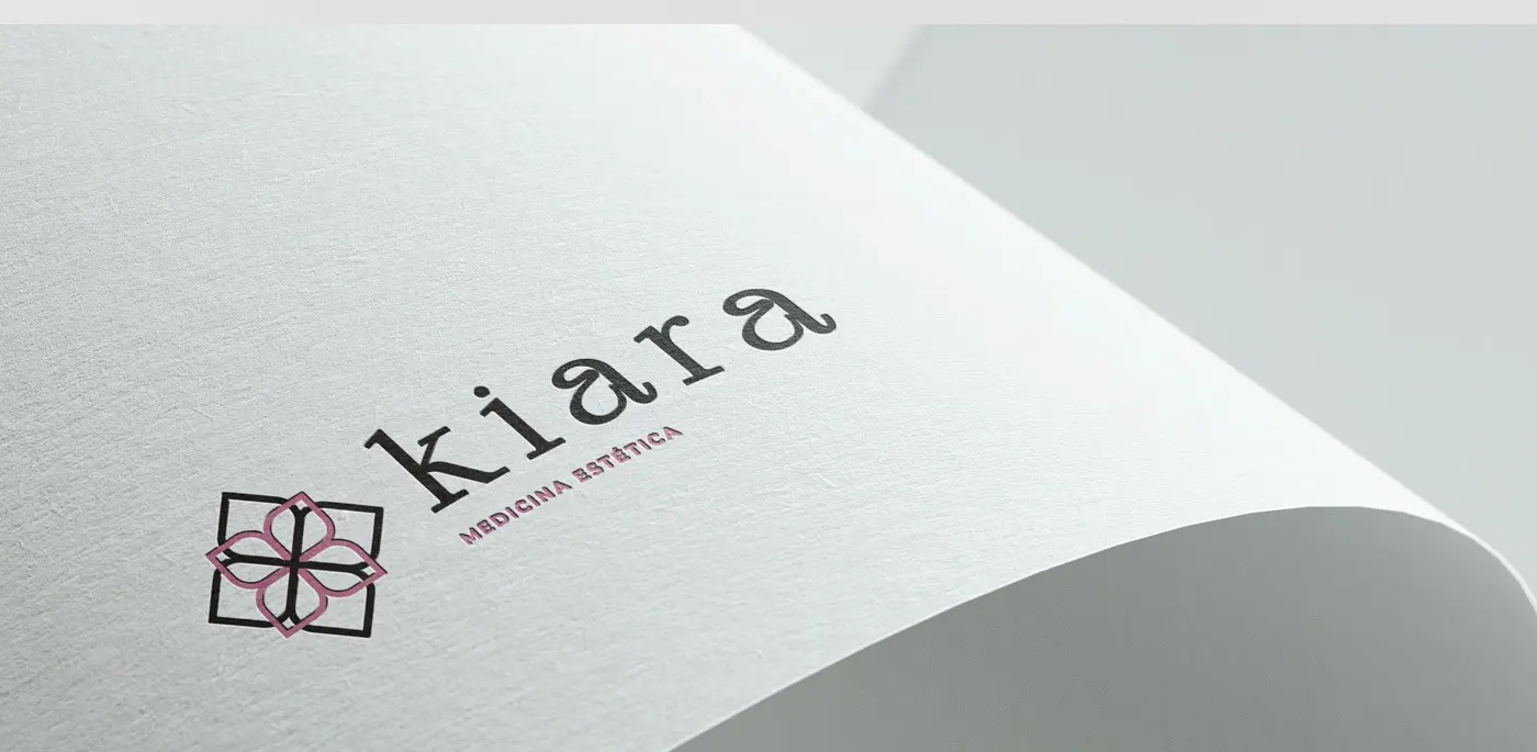 Detalle macro del logotipo de Kiara grabado sobre papel