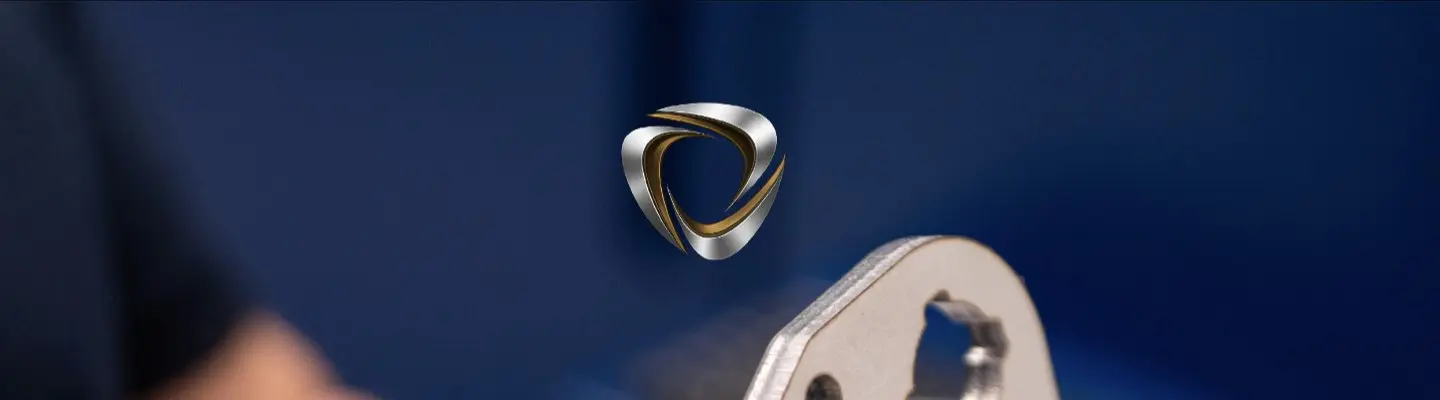 Logotipo tridimensional de Synergy en plata y oro sobre fondo azul junto a una pieza cortada