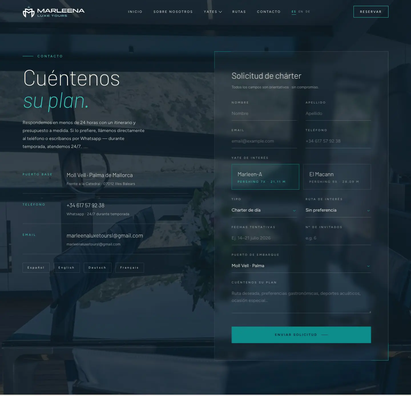Página de contacto con formulario de solicitud de chárter sobre fondo nocturno azul