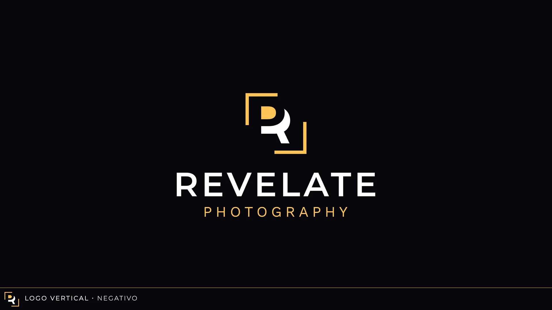 Logotipo vertical de Revelate Photography en versión negativa