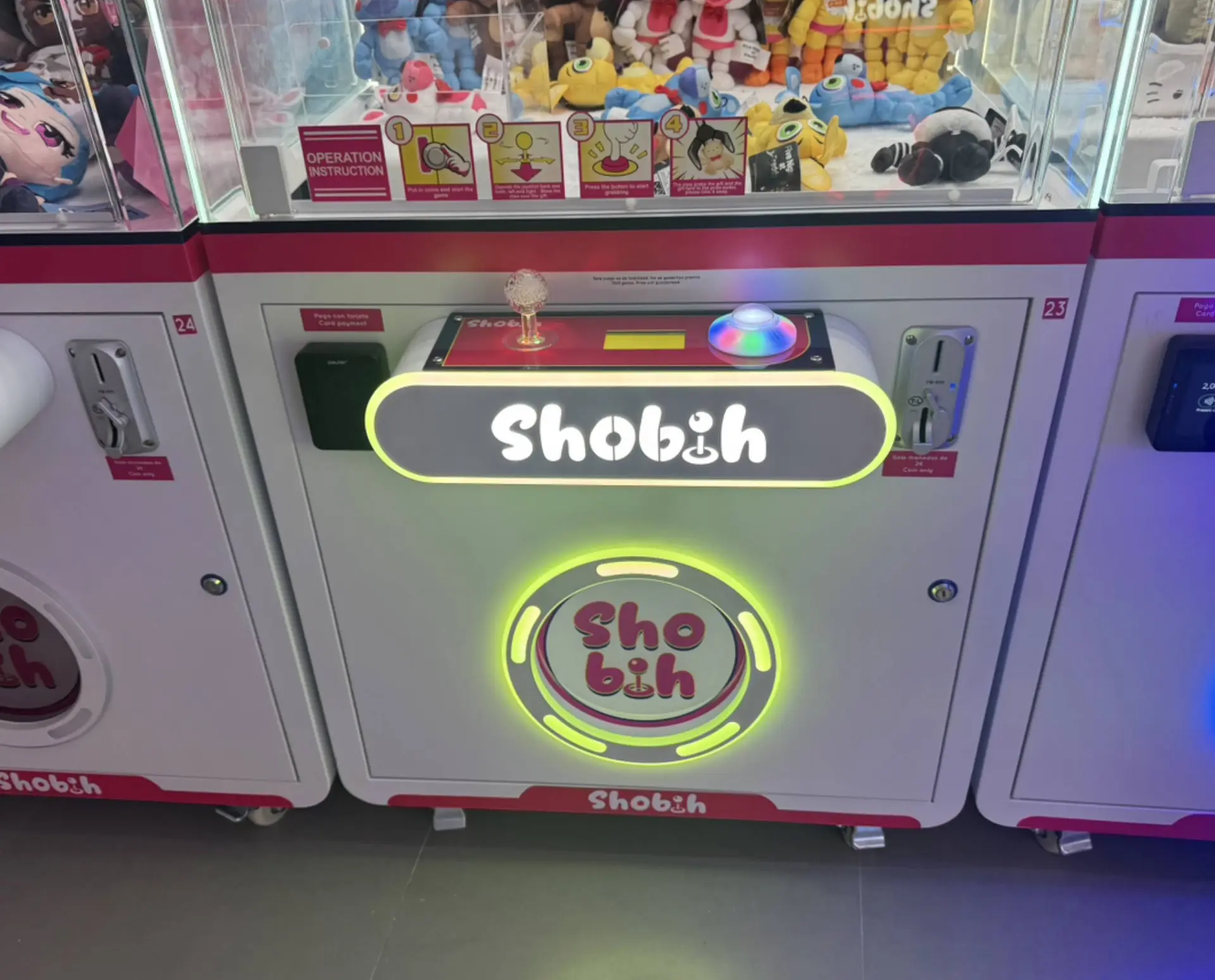 Entrada a la tienda Shobih bajo arcos de piedra en plaza histórica