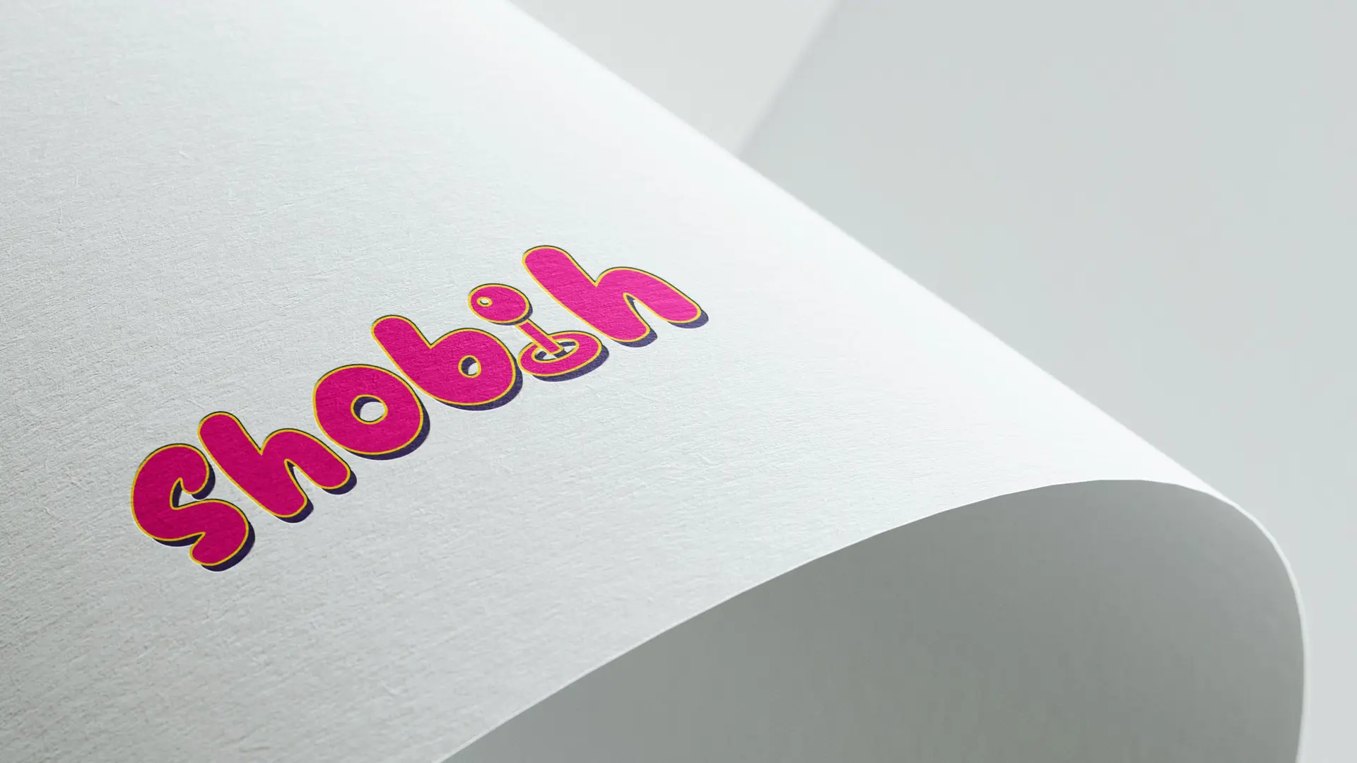 Detalle del logotipo en relieve rosa sobre papel curvado