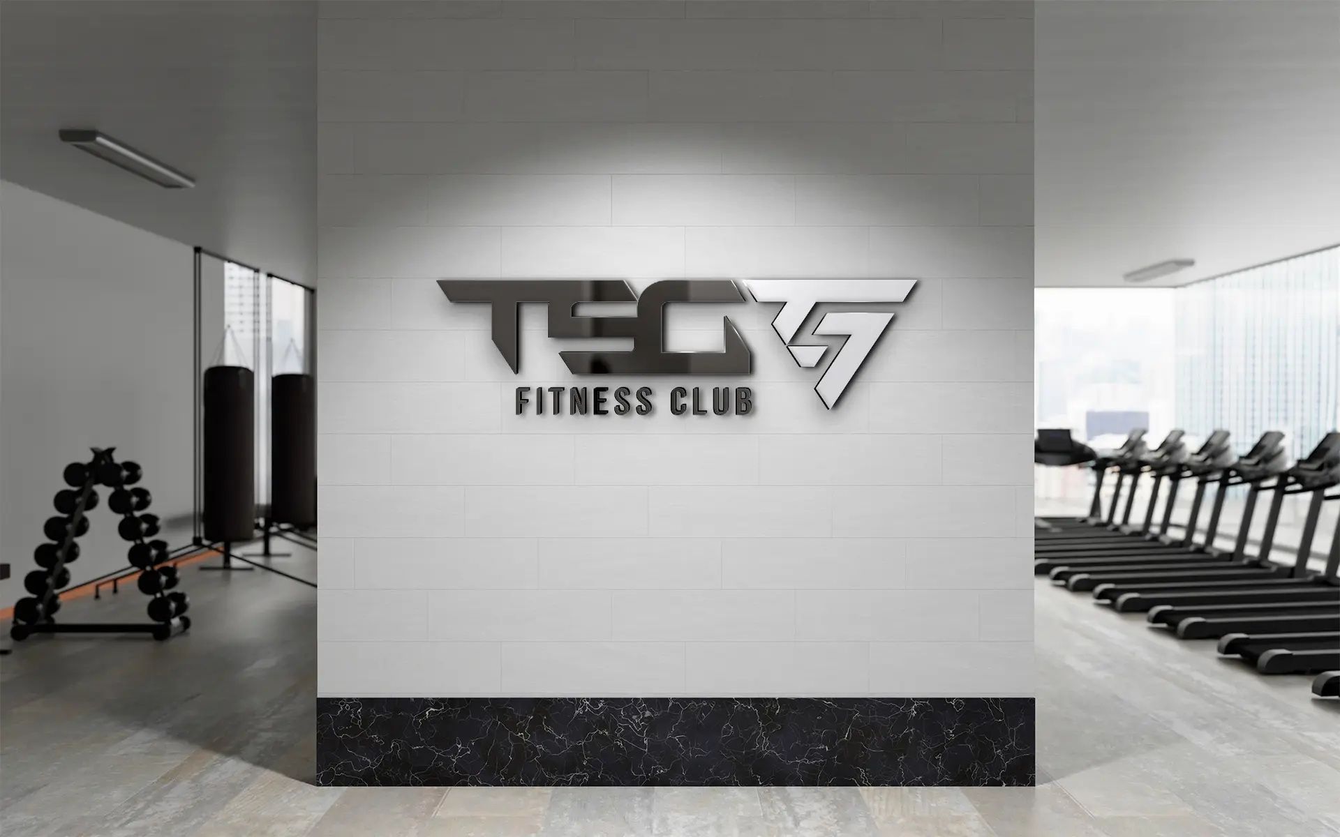 Logotipo metálico TSG Fitness Club aplicado en la pared de recepción del gimnasio