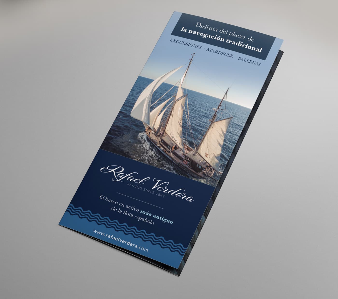Portada del tríptic amb el veler de fusta navegant a vela al costat del logotip Rafael Verdera