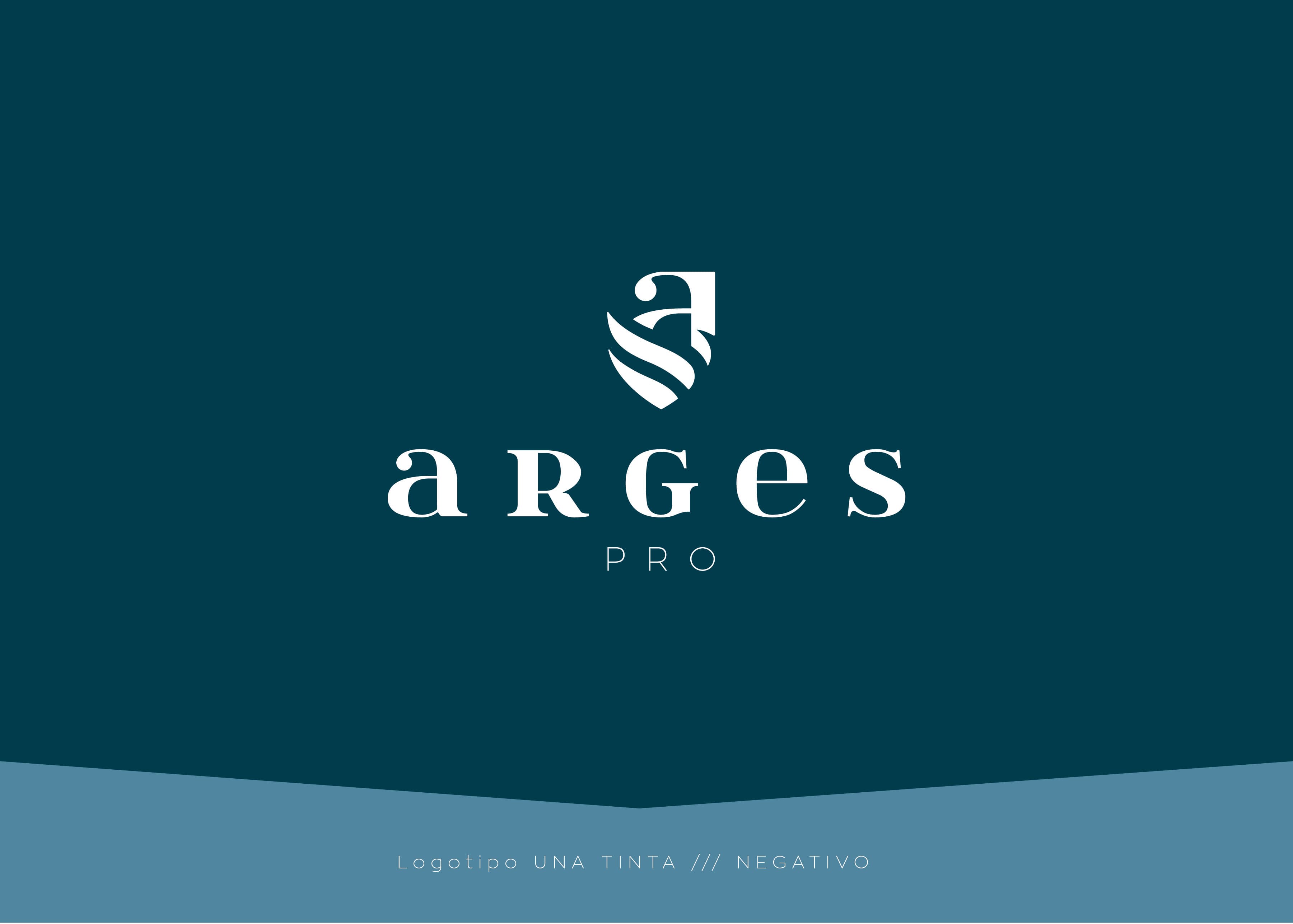 Logotip d'Arges Pro a una tinta en negatiu sobre fons fosc
