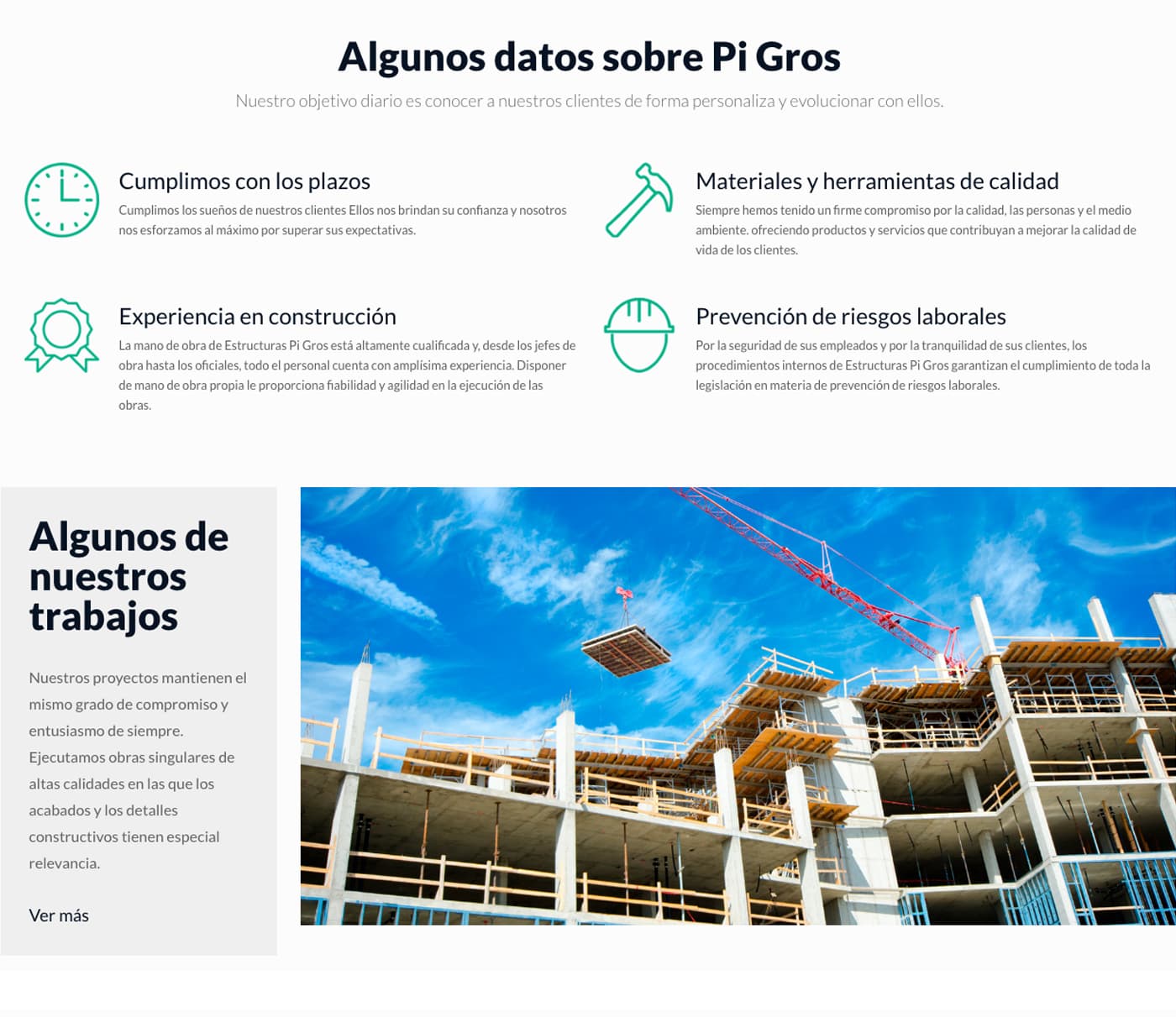 Iconos de plazos, calidad, experiencia y prevención de riesgos junto a una foto de obra en construcción
