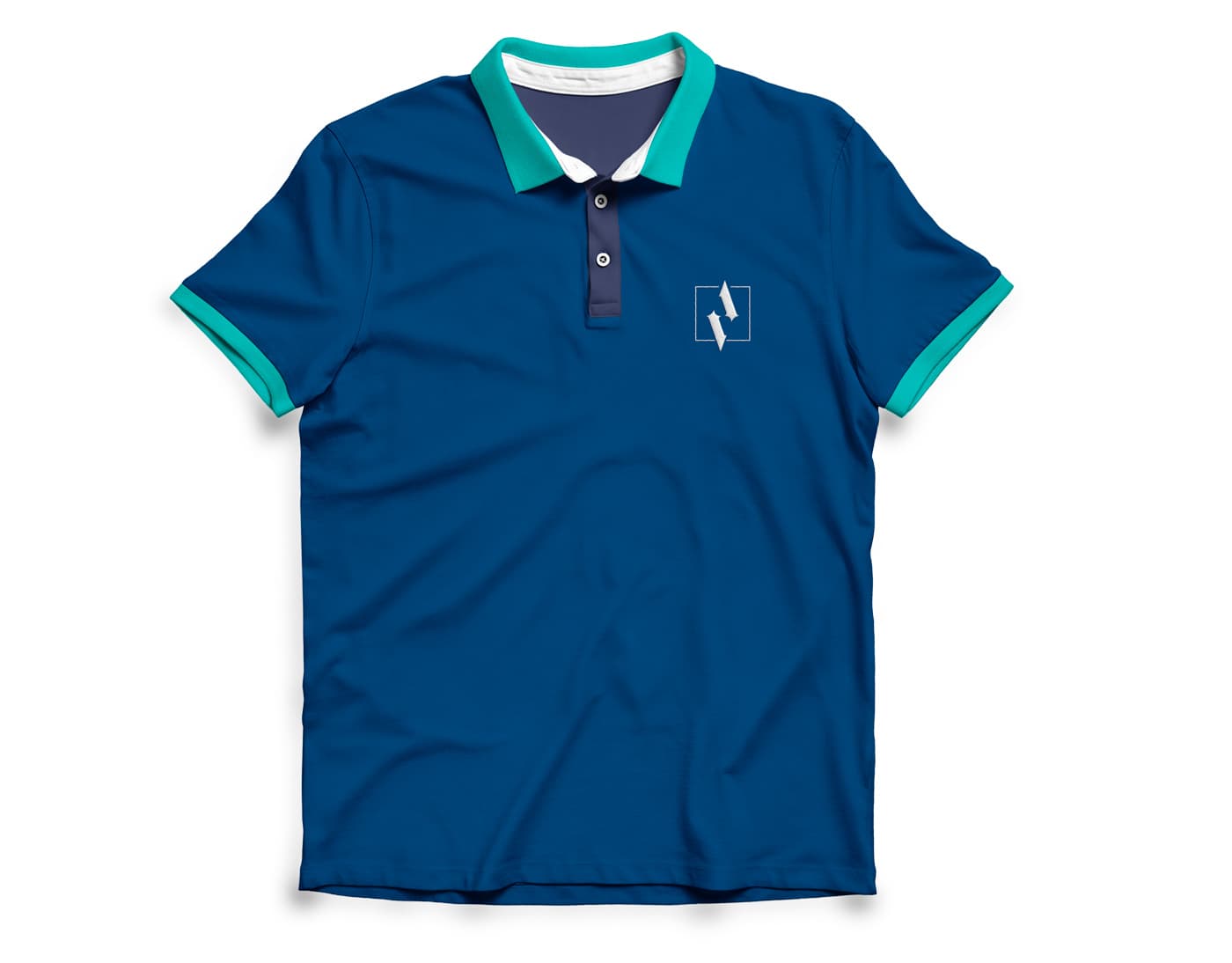 Polo azul con el símbolo del logotipo bordado sobre el pecho