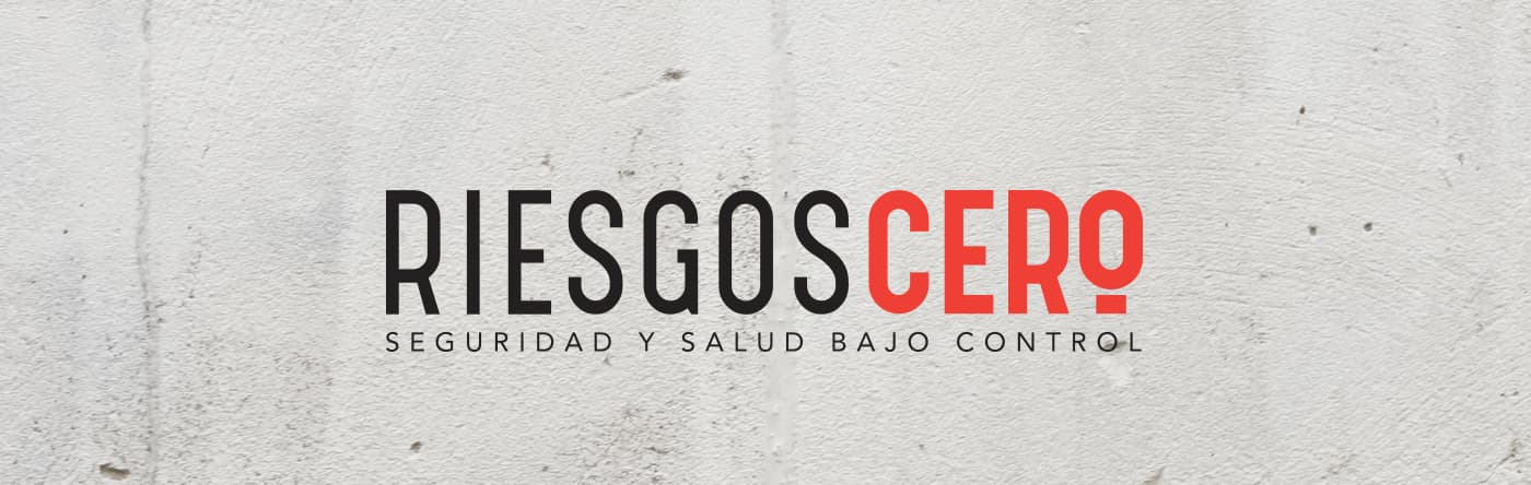 Logotipo Riesgos Cero en negro y rojo sobre una textura de pared de hormigón