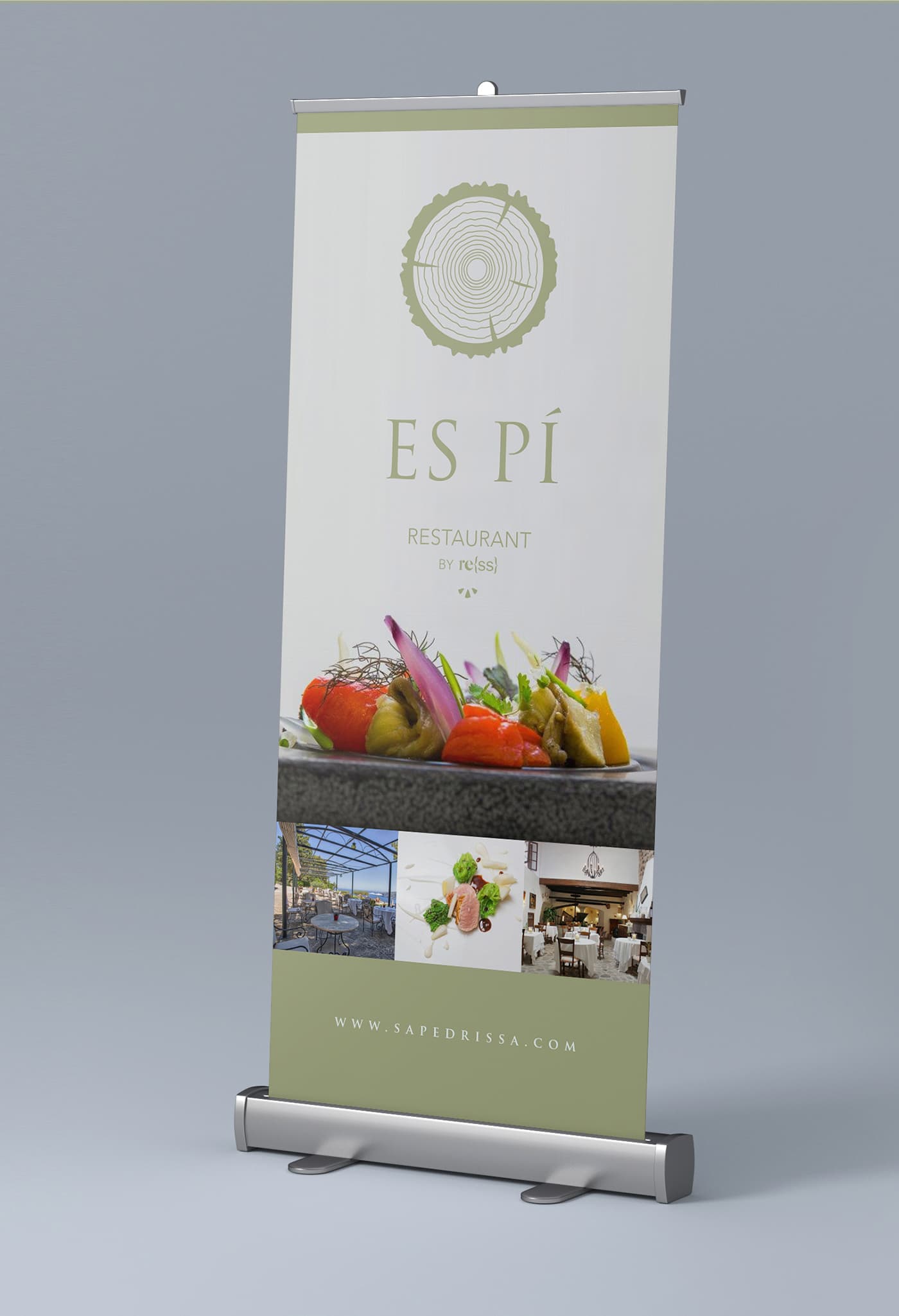 Roll-up d'Es Pí amb el logotip, un plat del restaurant i fotos de la terrassa