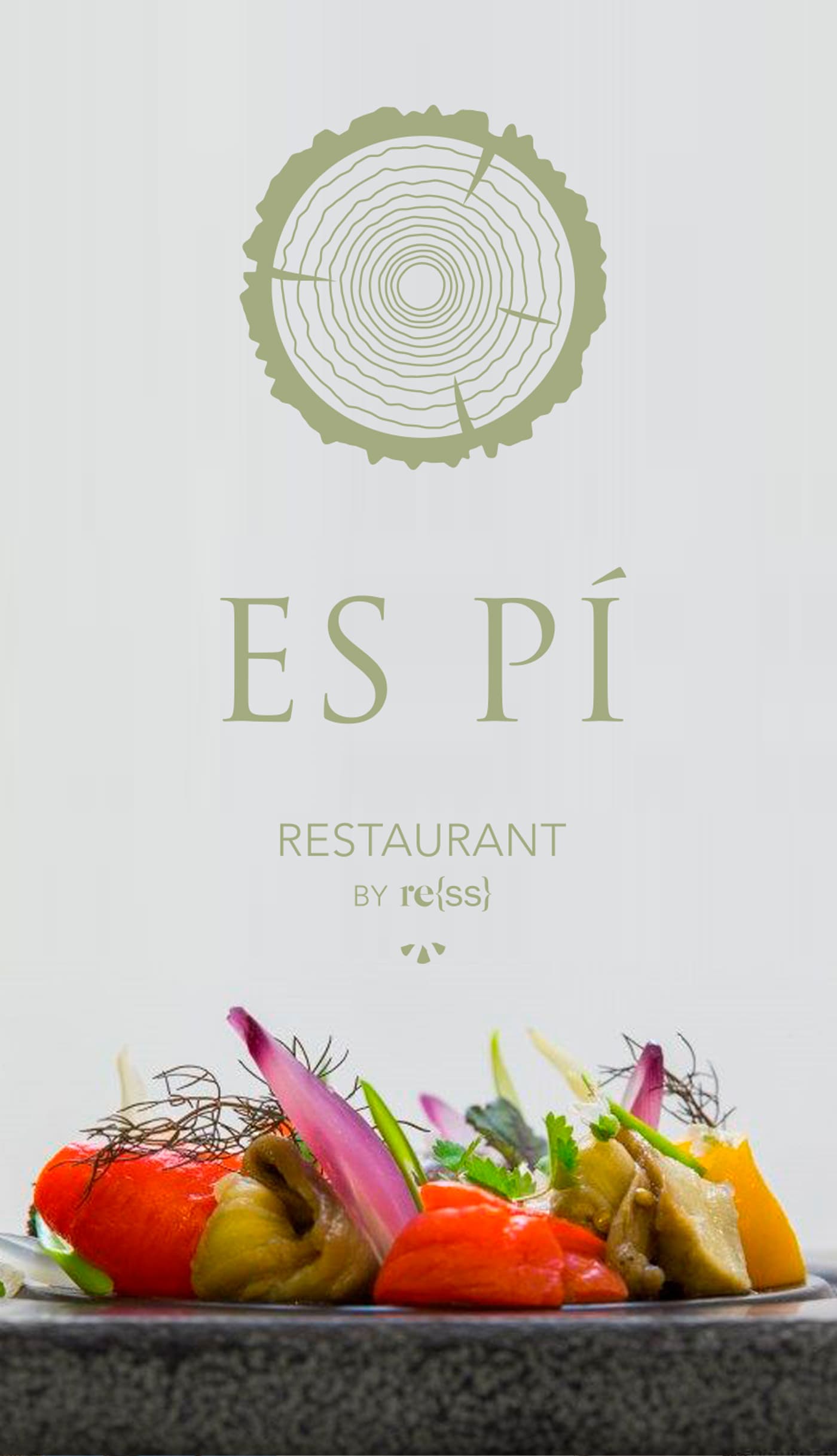 Cartell d'Es Pí amb el logotip sobre un plat de verdures en escabetx i flors comestibles