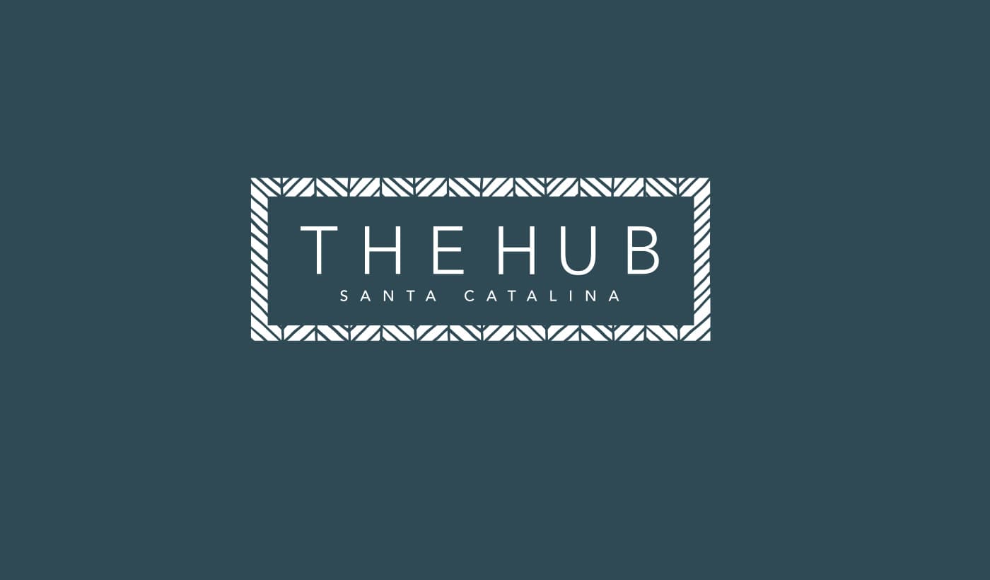 Logotipo The Hub Santa Catalina enmarcado en un patrón geométrico blanco sobre azul petróleo