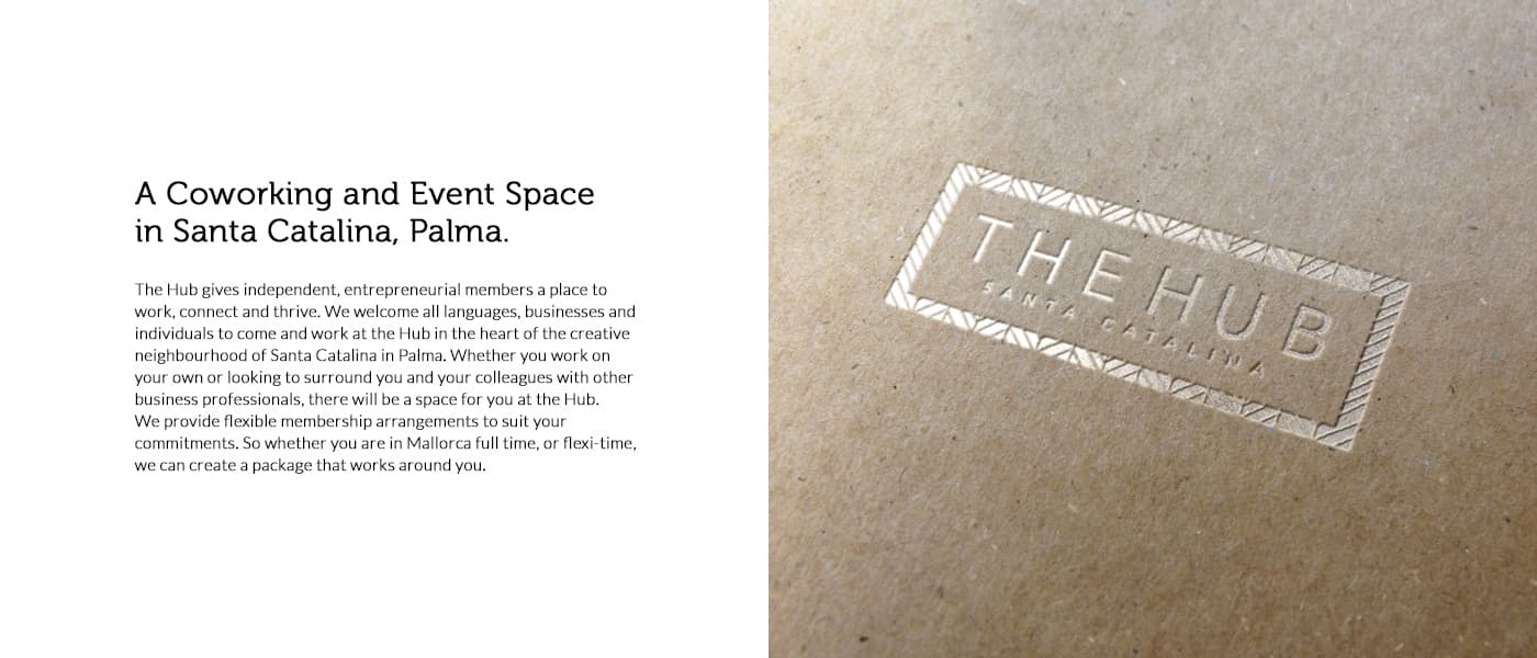 Detalle del logotipo en relieve dorado sobre una libreta de papel kraft