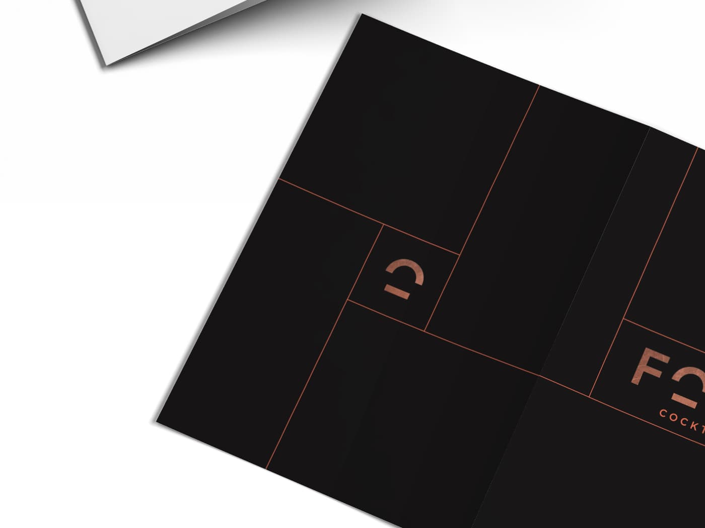 Mockup de tríptic corporatiu amb reticle geomètric en to coure