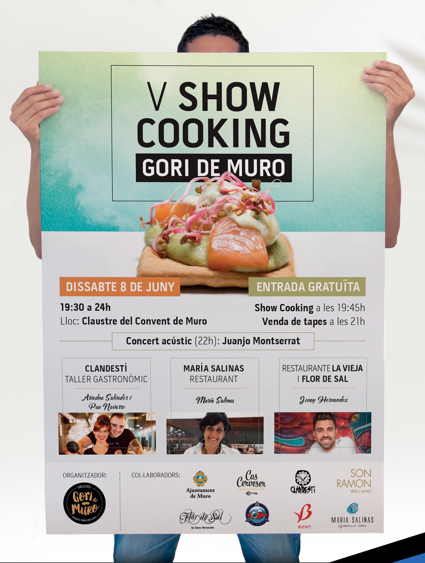 Cartell del V Show Cooking Gori de Muro sostingut a les mans, amb una tapa de salmó