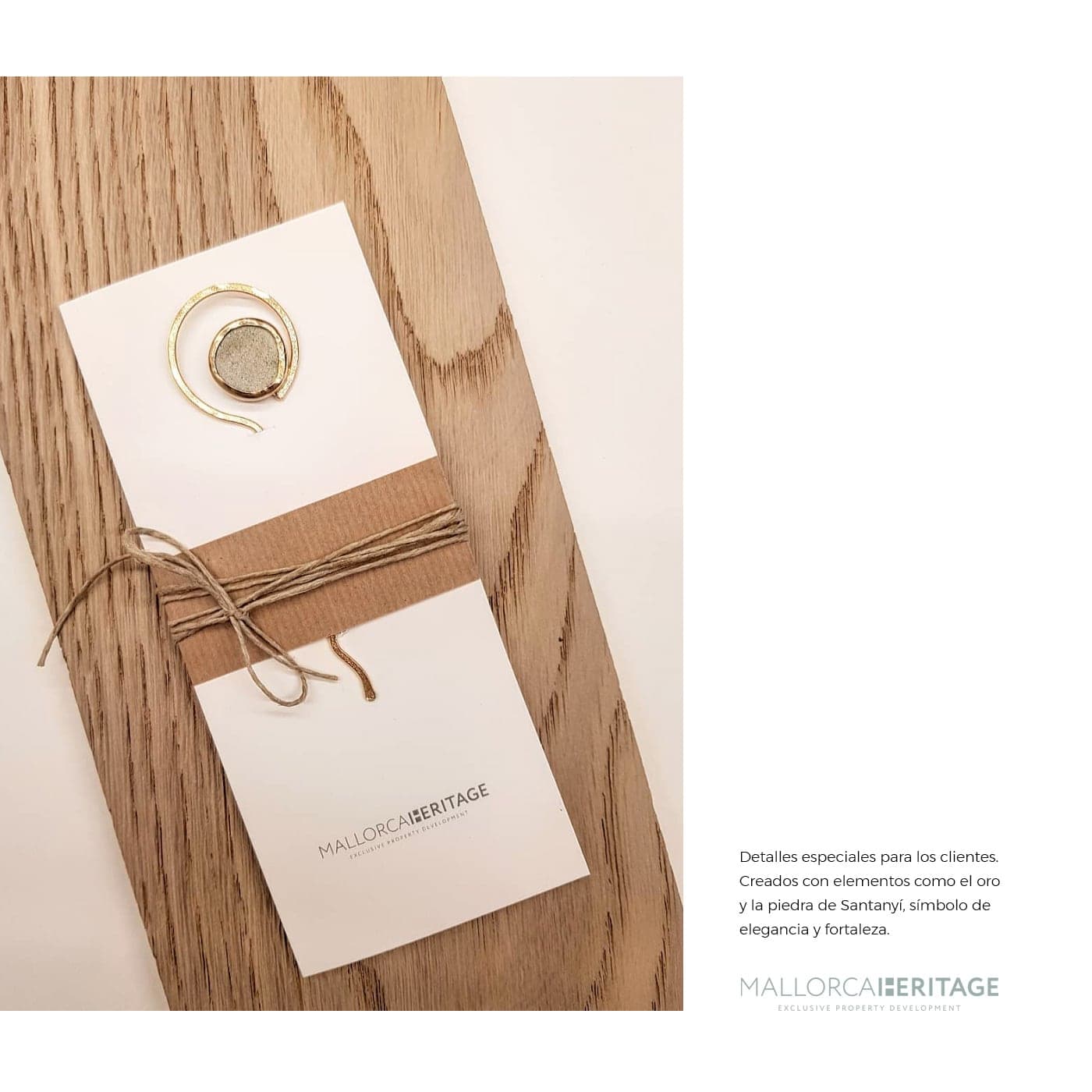Detalle de tarjeta con anillo dorado y piedra, atada con hilo sobre tabla de madera