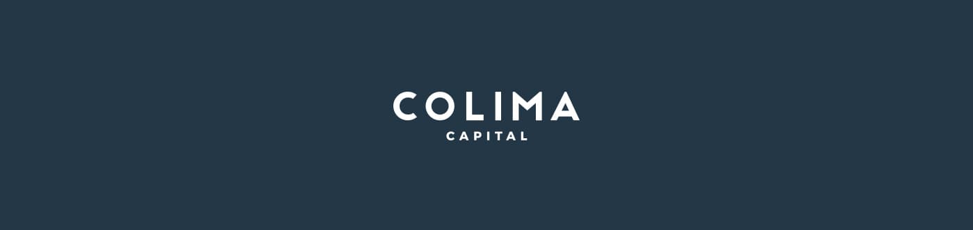 Logotip de Colima Capital en blanc sobre fons blau marí