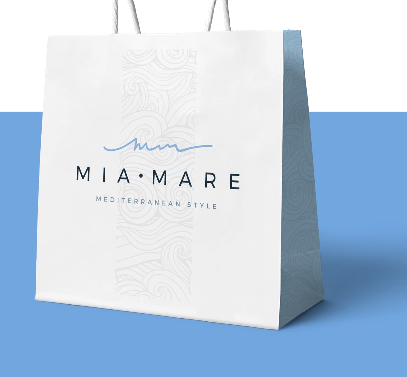 Bolsa de papel con el logotipo y un patrón de olas sobre fondo azul