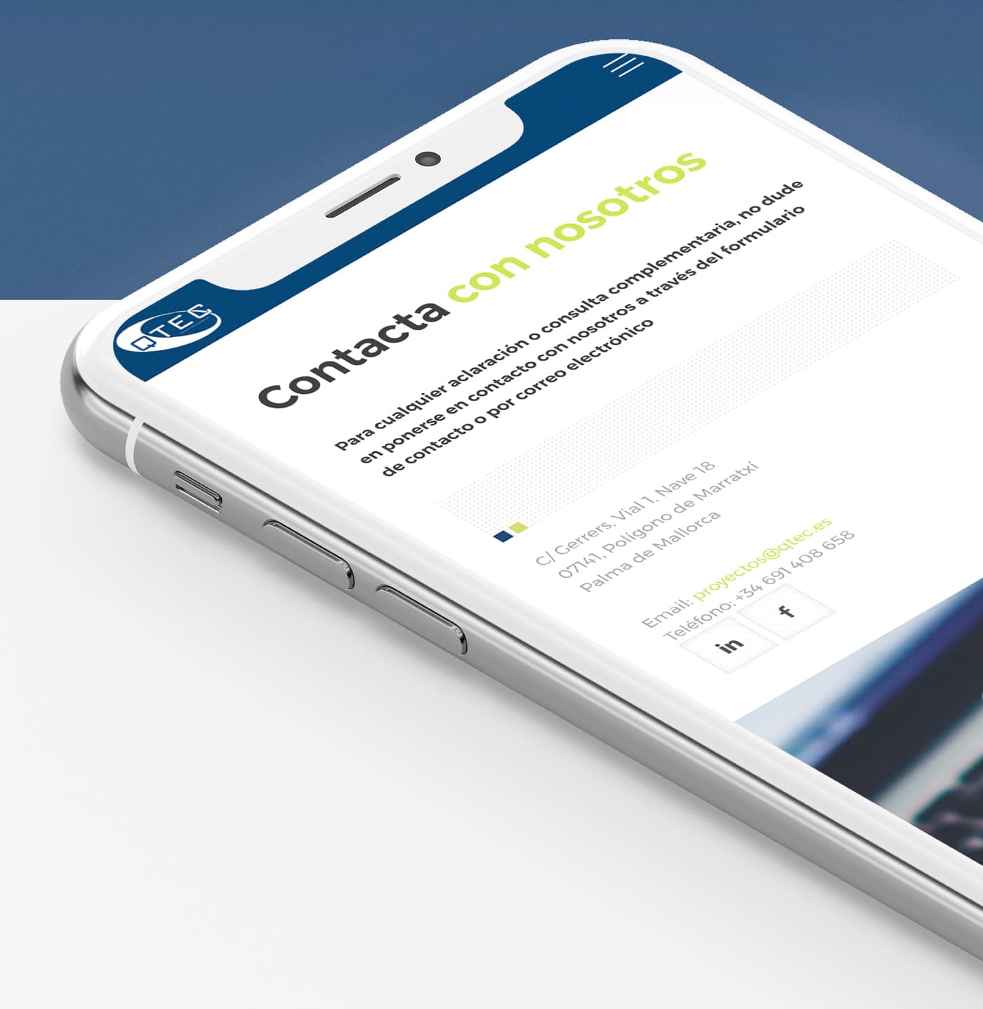 Mockup de mòbil amb la secció de contacte i l'adreça de QTEC