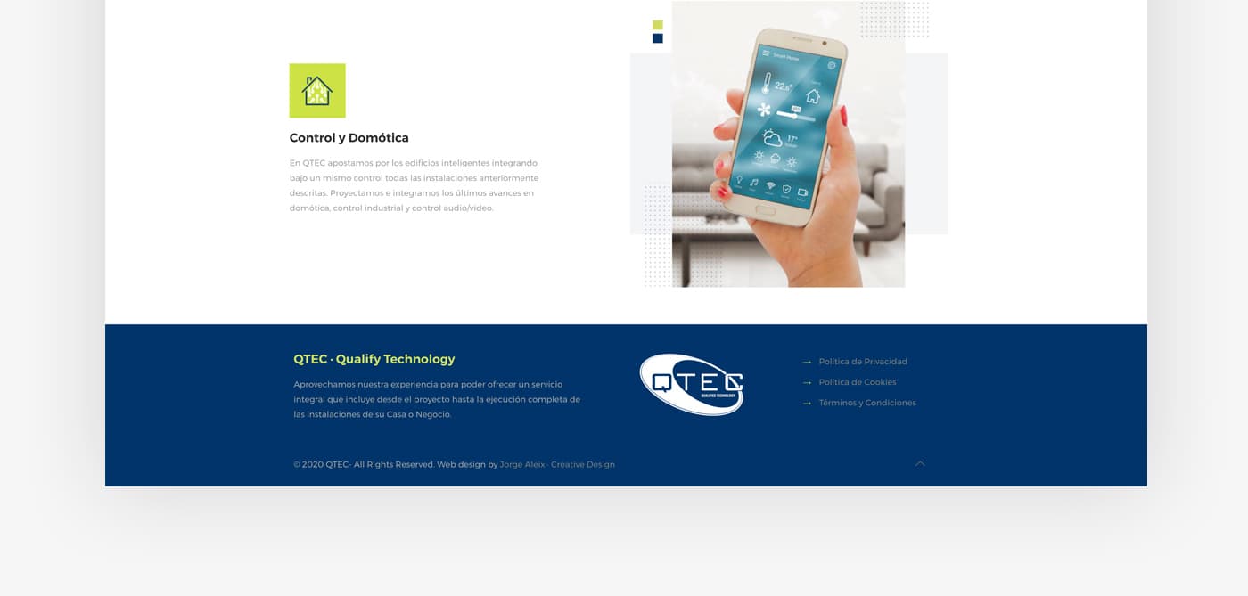 Secció de control i domòtica amb una app de smart home al mòbil i el peu de pàgina