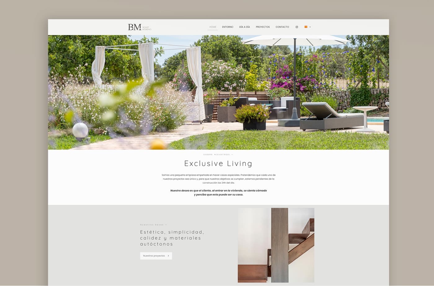 Página de inicio de la web con el jardín exterior y la zona de descanso de una villa