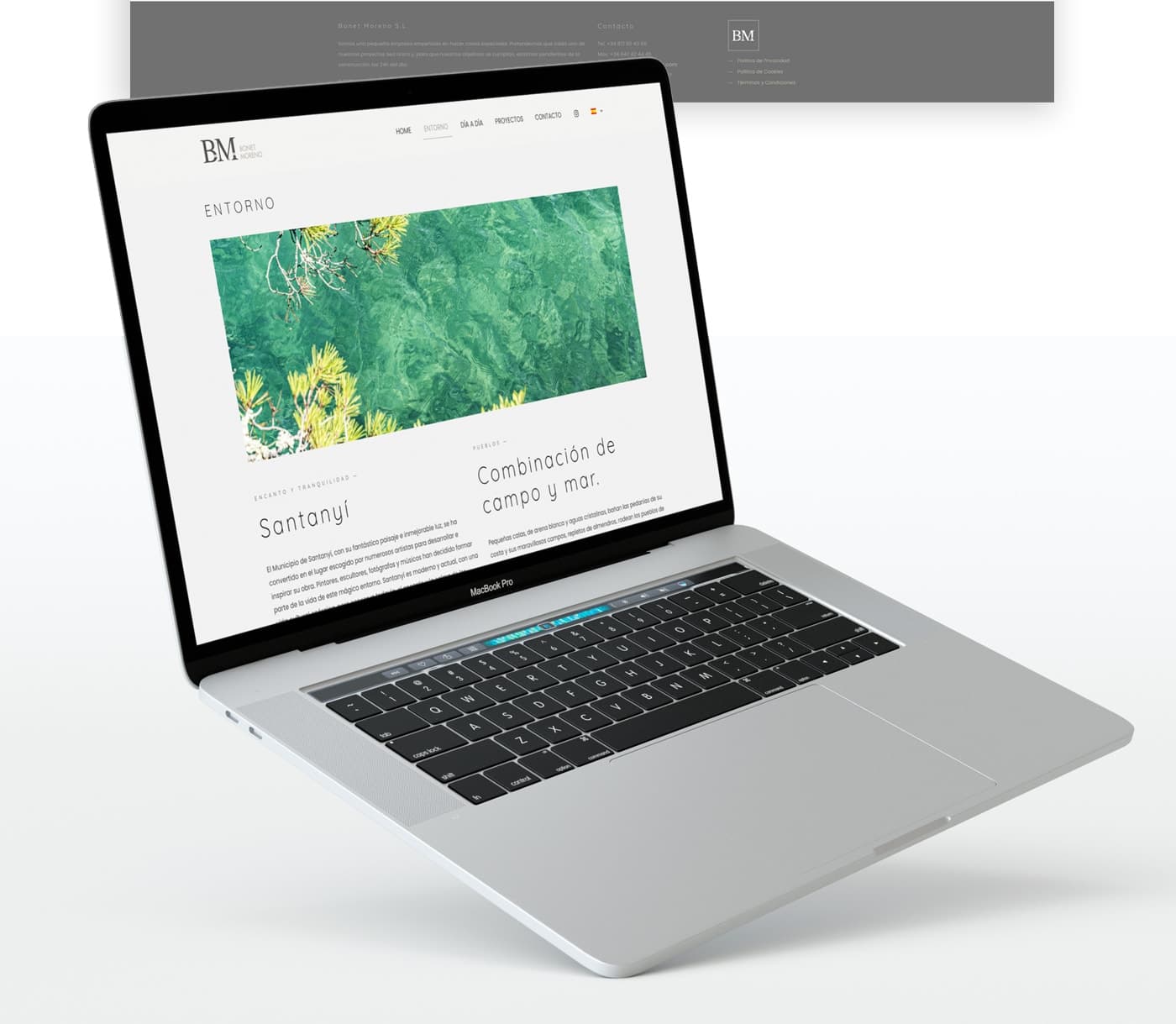 Portátil mostrando la página Entorno del sitio web sobre Santanyí