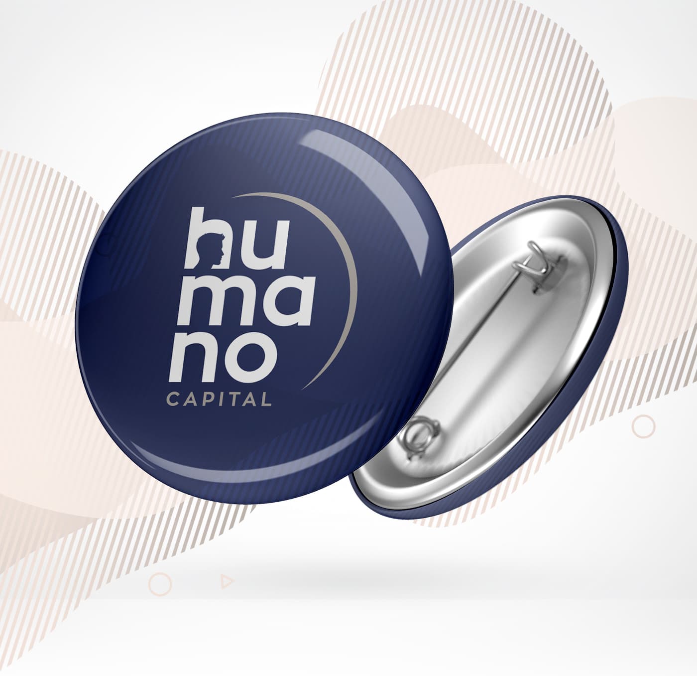 Chapa promocional con el logotipo de Humano Capital en azul marino