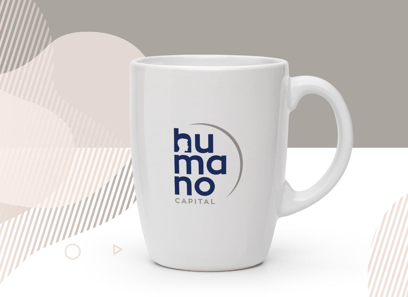 Taza de cerámica blanca con el logotipo aplicado en azul marino