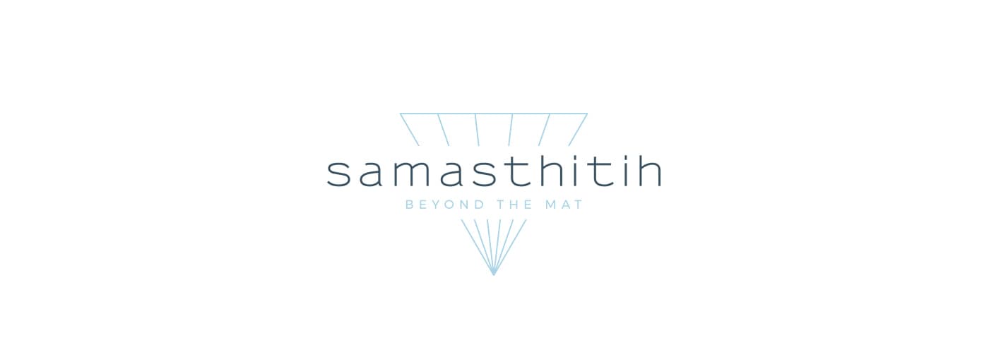 Logotipo Samasthitih con el símbolo triangular de líneas finas sobre fondo blanco