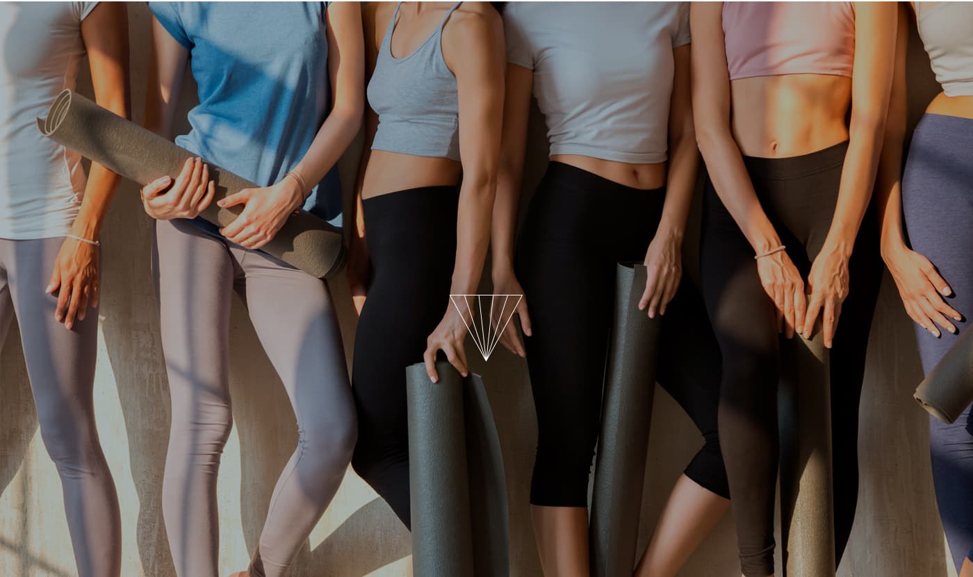 Fotografía de un grupo de personas con esterillas de yoga y el símbolo de la marca superpuesto