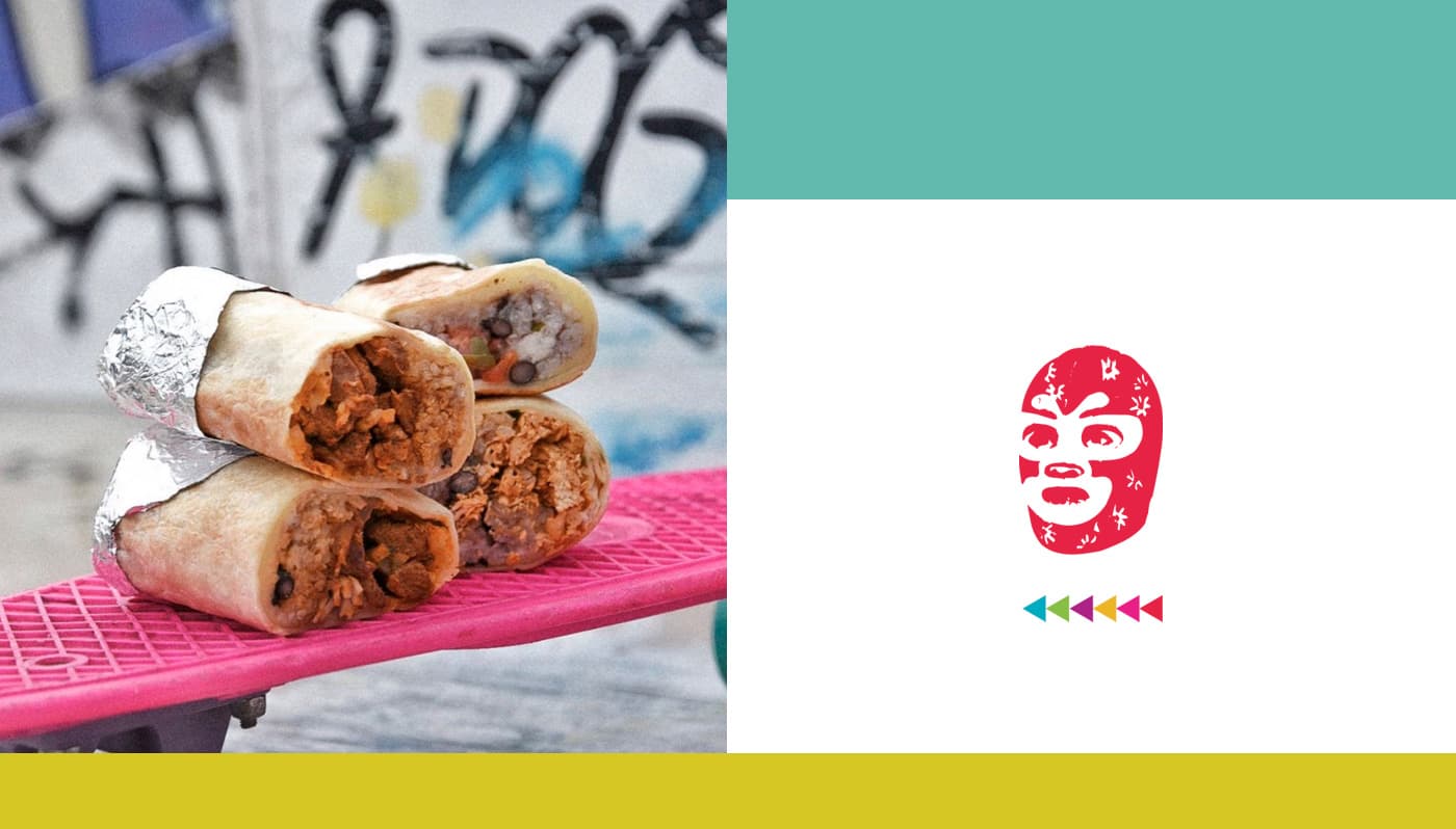 Burritos embolicats en paper d'alumini sobre un monopatí i màscara de lluitador de l'isotip