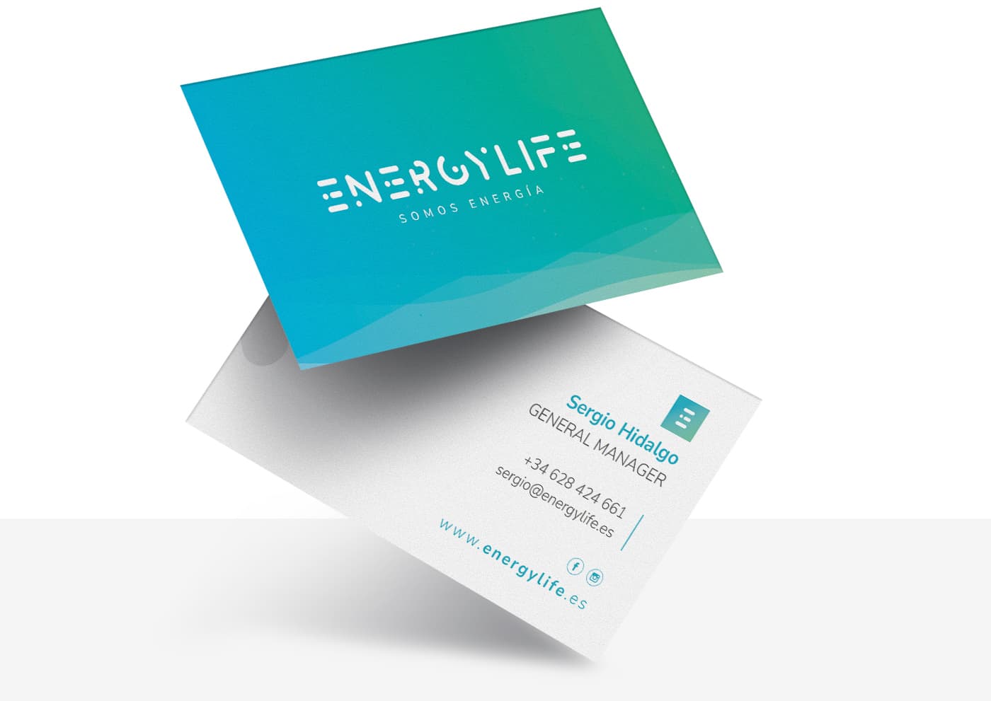Tarjetas de visita con degradado verde y azul y el logotipo de EnergyLife en blanco