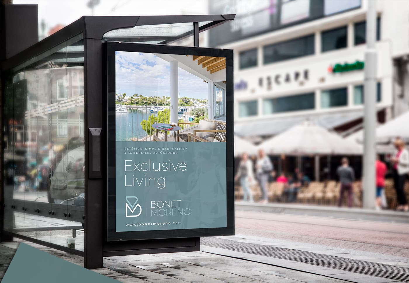 Mockup de marquesina publicitaria con cartel Exclusive Living de Bonet Moreno