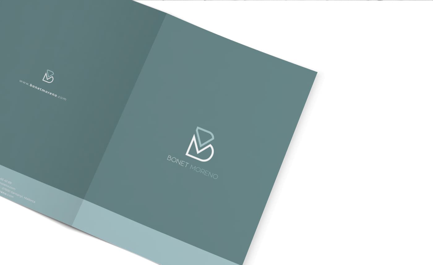 Mockup de díptico corporativo abierto con el logotipo en relieve