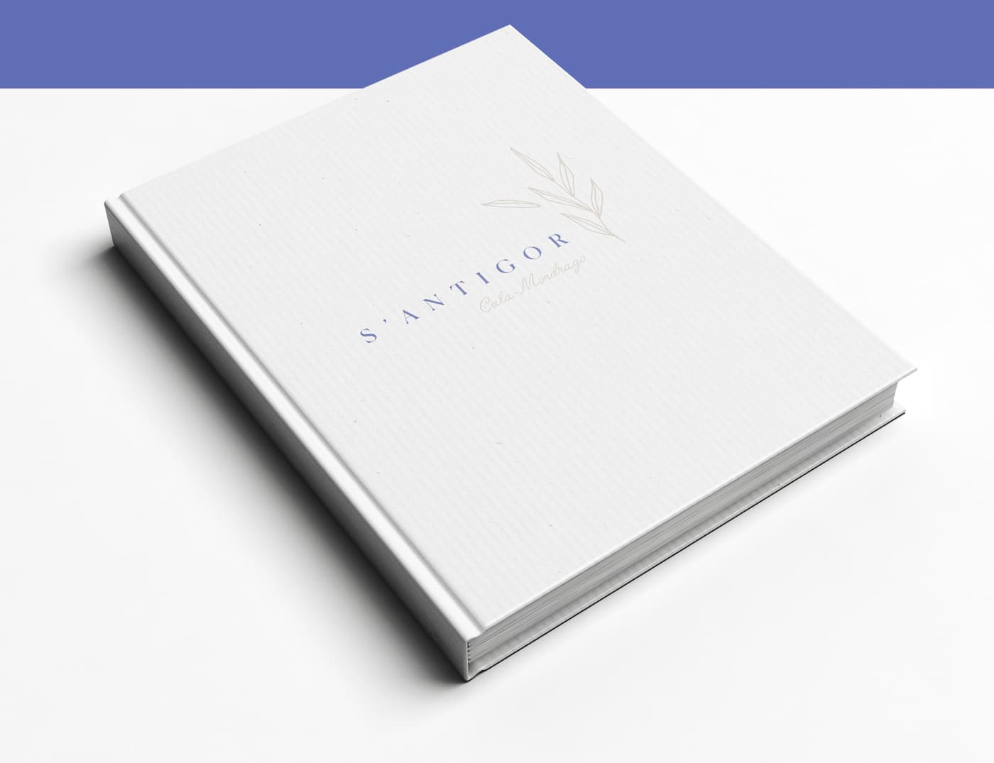Mockup de tapa dura con el logotipo de S'Antigor grabado en relieve